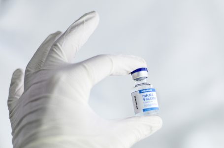 Eurobarometro, maggioranza cittadini italiani ed Ue a favore di vaccini e Green Pass