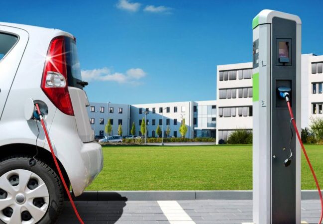 Favorire la mobilità elettrica. Come rendere redditizie le colonnine di ricarica. Un intervento su lavoce.info