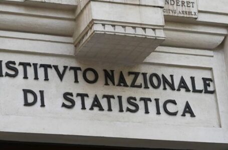 Parco veicolare. L’ISTAT: “continua a crescere il tasso di motorizzazione. Si arresta per la prima volta la crescita dei veicoli a combustibili fossili”